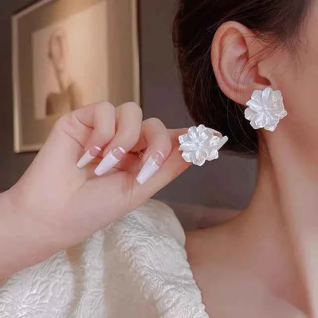 2023 New Exquisite White Flower Splicing Hoop Earrings for Women Fashion Versatile C Earrings Korean Trend Elegant Jewelry