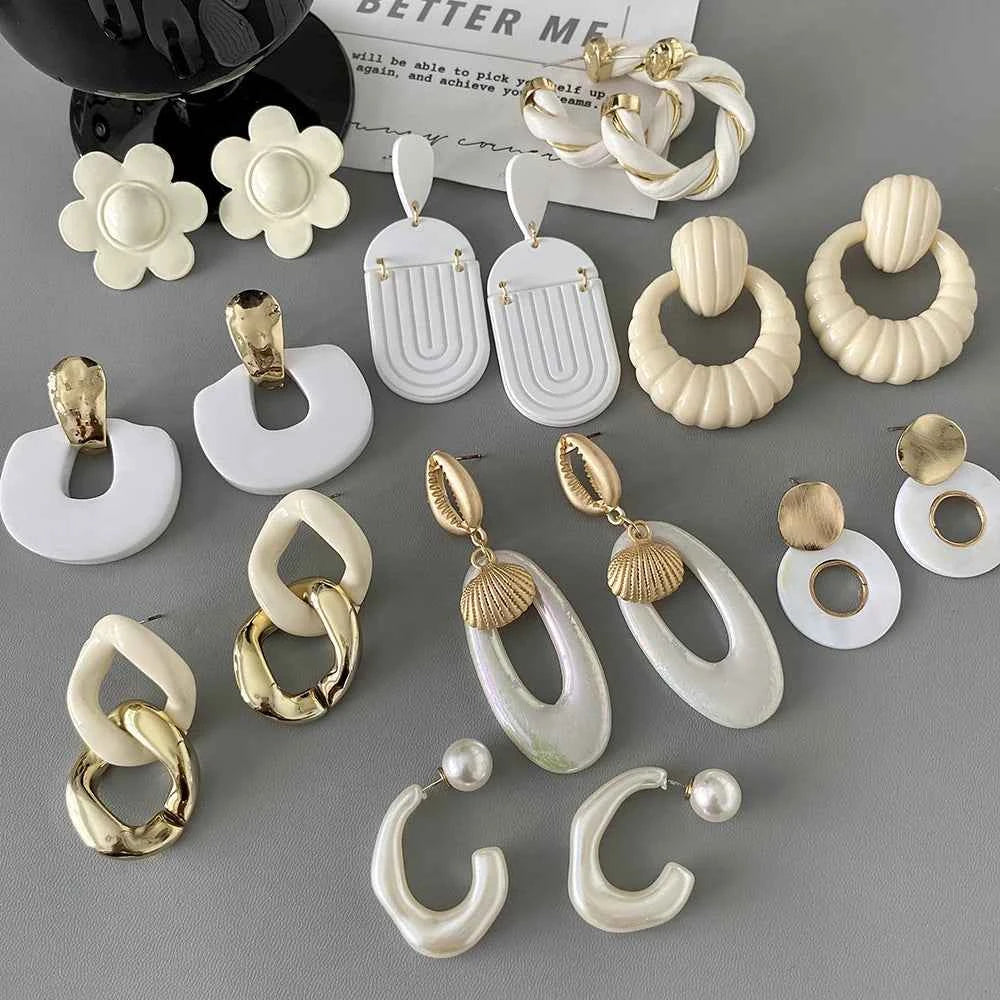 AENSOA Trendy White Acrylic Pearl Flower Drop Earrings for Women Geometric Round Petal Floral Hanging Earrings Party Jewelry