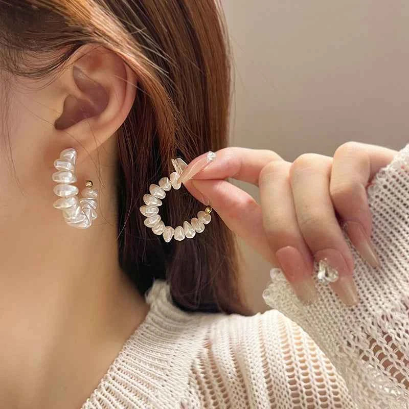 2023 New Exquisite White Flower Splicing Hoop Earrings for Women Fashion Versatile C Earrings Korean Trend Elegant Jewelry