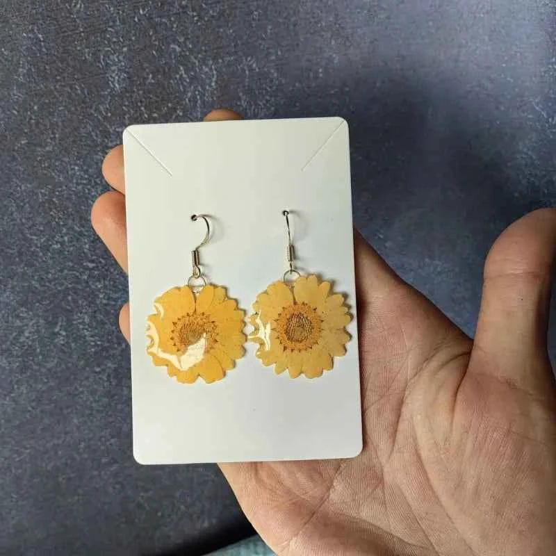 Small Daisy Flower Series Natural Plant Earrings Handmaking Epoxy Resin Pressed Flower Earrings Unique Daisy Jewelry Wholesale