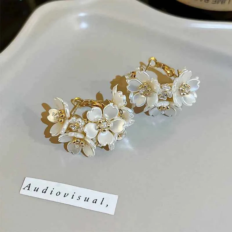 2023 New Exquisite White Flower Splicing Hoop Earrings for Women Fashion Versatile C Earrings Korean Trend Elegant Jewelry