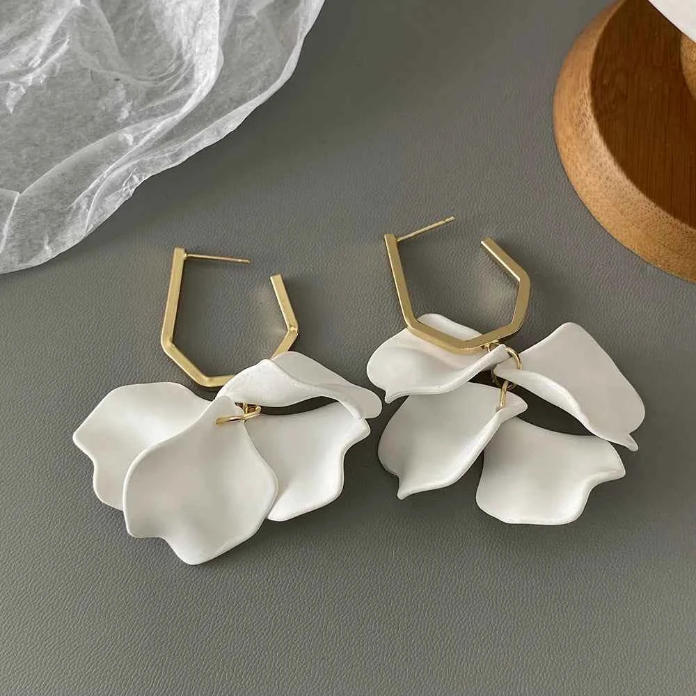 AENSOA Trendy White Acrylic Pearl Flower Drop Earrings for Women Geometric Round Petal Floral Hanging Earrings Party Jewelry