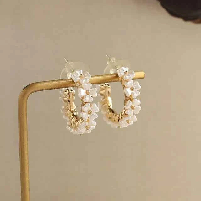 2023 New Exquisite White Flower Splicing Hoop Earrings for Women Fashion Versatile C Earrings Korean Trend Elegant Jewelry