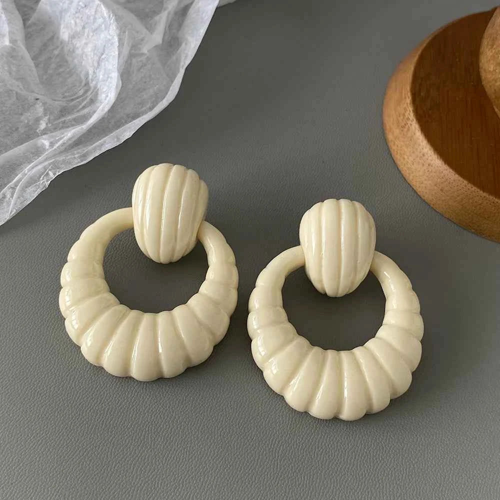 AENSOA Trendy White Acrylic Pearl Flower Drop Earrings for Women Geometric Round Petal Floral Hanging Earrings Party Jewelry