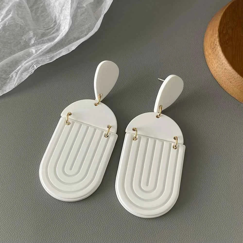 AENSOA Trendy White Acrylic Pearl Flower Drop Earrings for Women Geometric Round Petal Floral Hanging Earrings Party Jewelry