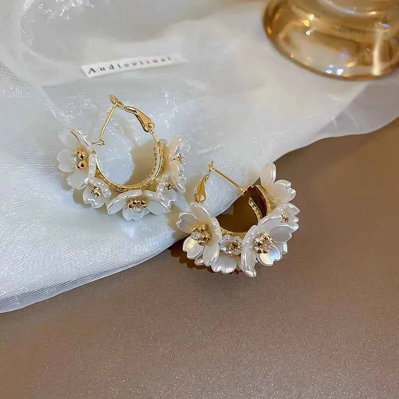 2023 New Exquisite White Flower Splicing Hoop Earrings for Women Fashion Versatile C Earrings Korean Trend Elegant Jewelry