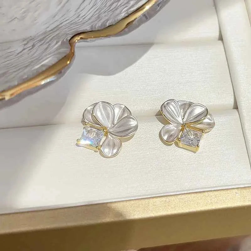 New Luxury Vintage Imitation Shell Flower Zircon Pearl Shell Flower Stud Earrings Women Fashion Elegant Jewelry Accessories