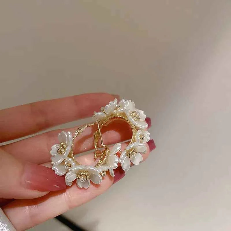 2023 New Exquisite White Flower Splicing Hoop Earrings for Women Fashion Versatile C Earrings Korean Trend Elegant Jewelry